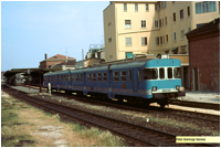 ALn 668.017 della ferrovia Suzzara Ferrara pilotata dal rimorchio Ln 880.0xx in arrivo a Mantova il 23/04/1988