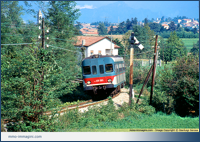 ALn 668.1065 transita sotto il segnale ad ala a protezione della stazione di Besana. 29/09/1992