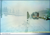 Un' altra ALn 668 avanza nella neve mentre il parallelo traffico stradale � bloccato. Renate Gennaio 1985