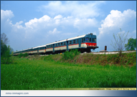 Composizione di 4 ALn 668 serie 1000 + Ln 664.14xx in corsa tra Renate e Besana. Primavera 1990