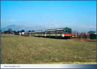 Composizione di 4 ALn 668 serie 1000 + Ln 664.14xx in corsa tra Renate e Besana a fine inverno 1988. Sulla sinistra il segnale di attenzione che precede il segnale ad ala di 2a categoria a protezione della stazione di Renate