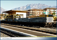 Pianali carichi di traverse in CAP. I carri fanno parte del treno (in secondo piano) per la sostituzione dell'armamento coinvolto nella collisione del novermbre scorso. Valmadrera 27/12/07 